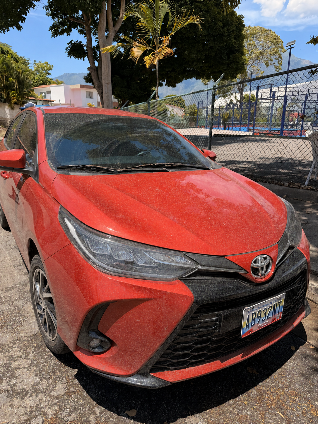 Yaris rojo antes del lavado